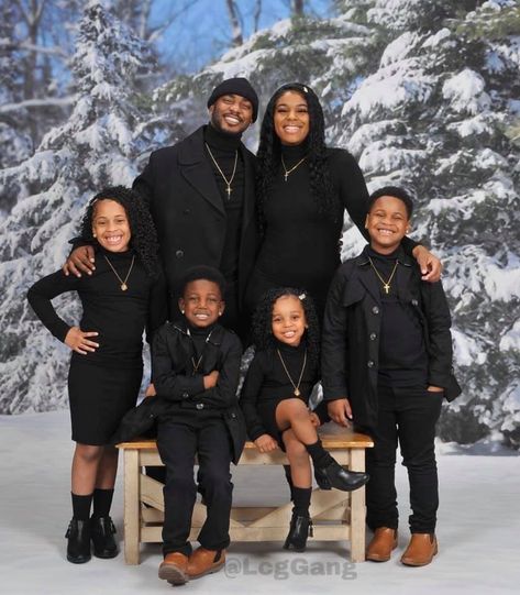 Black Christmas Family Photoshoot, Black Family Of 6 Photoshoot, All Black Family Christmas Pictures, Family Winter Photoshoot Outfits Black, All Black Christmas Pictures, Red And Gold Christmas Family Photos, Family Photos In Black Outfits, Black Families Photoshoot, Black Christmas Pictures Family Photos