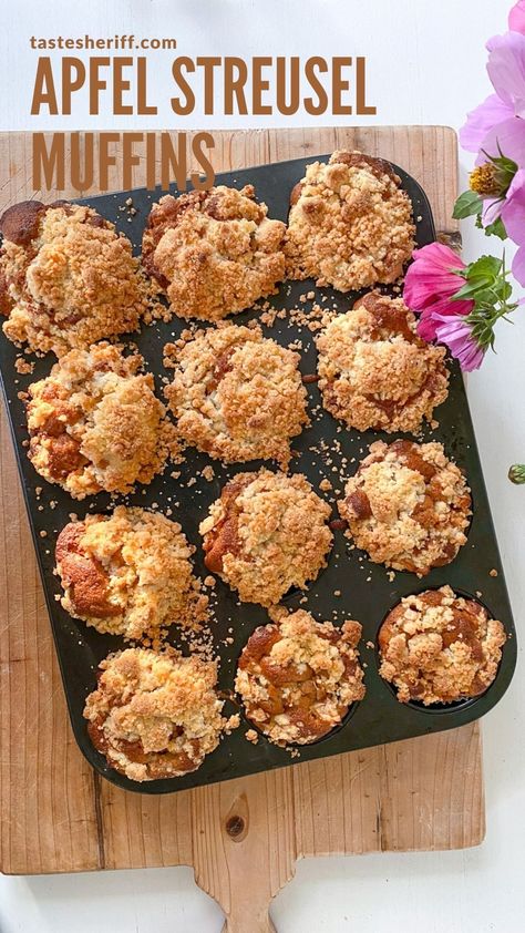 Ein Blech Apfel-Streusel Muffins. So lecker und so einfach! Nur sind sie immer so schnell weg! Meine ganze Familie liebt sie und so muss ich sie ständig backen. Streusel Muffins, Apples, Cereal, Muffins, Quick Saves