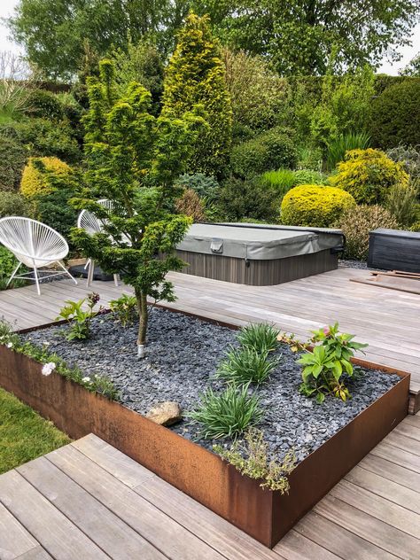 Un bac en acier Corten intégré dans une terrasse en bois. Authentique et moderne à la fois. Australian Garden Design, Modern Gardens, Low Water Gardening, Front Garden Landscape, Australian Garden, Patio Garden Design, Garden Architecture, Deck Garden, Roof Garden