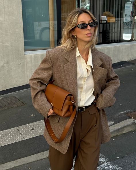 Oversized blazer always be in trend and offer comfort without compromising on fashion. Link in bio. #infftru #autumn #fall #fallinspo #oversized #blazerstyle Brown Tweed Blazer Outfit Women, Blazer Oversize Outfits, Oversized Brown Blazer, Tweed Blazer Outfit Women, Tweed Blazer Outfit, Brown Blazer Outfit, Fall Moodboard, Brown Tweed Blazer, Blazer Street Style