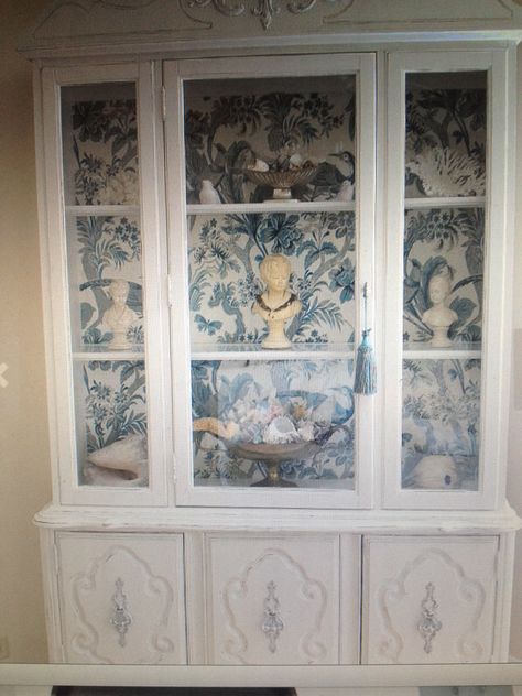 Love the background Painted Hutches, White China Cabinet, Credenza Shabby, Vintage China Cabinets, Painted China Cabinets, White Buffet, Vintage Cupboard, Cupboard Design, Vintage Cabinets