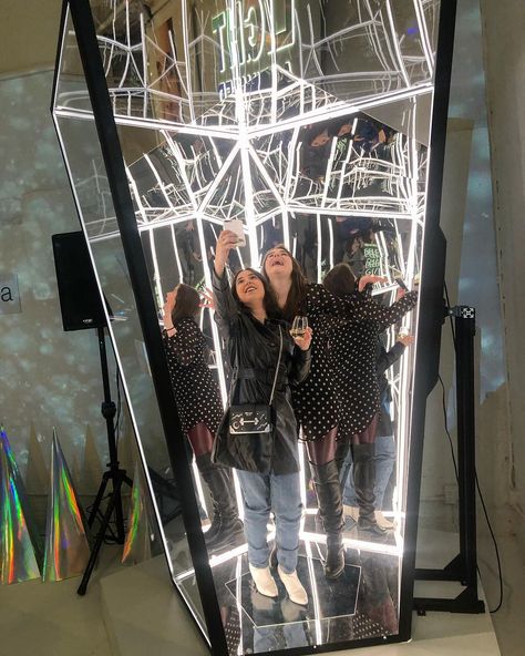 BizBash on Instagram: “Prism photo booth at The Dermalogica Experience pop-up #nyc #bizbash #experiencedermalogica” Interactive Photo Backdrop, Mirror Photo Op, Diwali Props, Instagram Booth, Mirror Illusion, Illusion Photos, Expo Stand, Museum Exhibition Design, Home Studio Photography