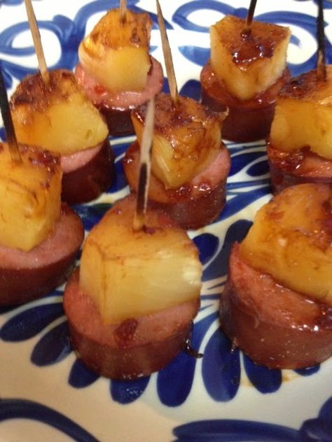 Calabresa e Abacaxi! Pineapple Kielbasa, Glazed Pineapple, Kielbasa Bites, Decorações Com Comidas, Appetizer Bites, God Mat, Kielbasa, Football Food, Deilig Mat