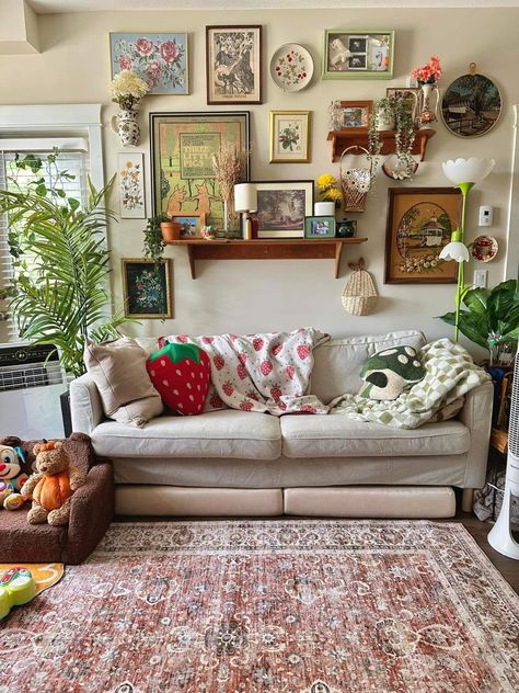 Apt Inspo Living Room, Cute Eclectic Living Room, Cool Toned Living Room Decor, How To Style A White Couch, Apartment Wallpaper Aesthetic, Croquette Living Room, Maxamilist Living Room Ideas, Cute Wall Decor Living Room, Cozy Cottage Aesthetic Living Room