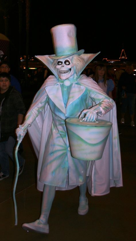 hatbox ghost Haunted Mansion Disney, Hatbox Ghost, Ghost Costume, Disney Haunted Mansion, Disney Cosplay, Fantasias Halloween, Disney Costumes, Halloween Inspiration, Cool Halloween Costumes