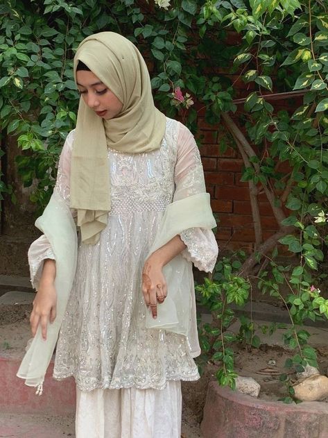 Indian Outfits With Hijab, Hijab On Indian Outfits, Hijab With Desi Outfits, Pakistani Suits With Hijab, Eid Pose Ideas With Hijab, Hijabi Eid Outfits Pakistani, Pakistani Hijabi Girl, Hijab Pakistani Outfit, Pakistani Poses