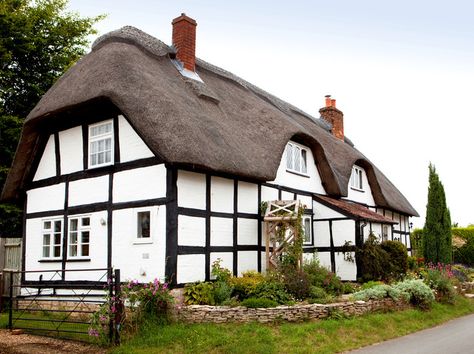 Traditional Thatched Cottage Cheap Holidays, Rural England, Cotswold Way, British Cottage, Walking Holiday, Cheap Holiday, Thatched Cottage, Beautiful Cottages, Dream Cottage