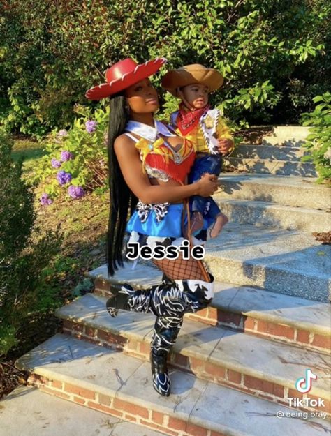 Halloween Costumes Black Women 2024, Halloween Custom Black Women, Celebrity Halloween Costumes Black Women, Pregnant Halloween Costumes Black Women, Halloween Costumes For Black Women, Halloween Mommy And Daughter, Costumes For Black Women, Family Halloween Costumes, Family Halloween