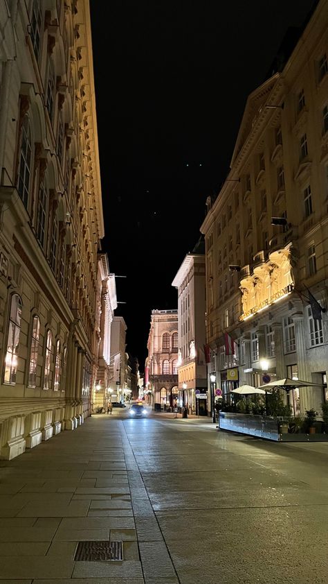 Vienna Night Aesthetic, Europe Night Aesthetic, Vienna At Night, Vienna Instagram, Germany Outfits, Instagram Story App, Fake Insta, London Trip, Money Images