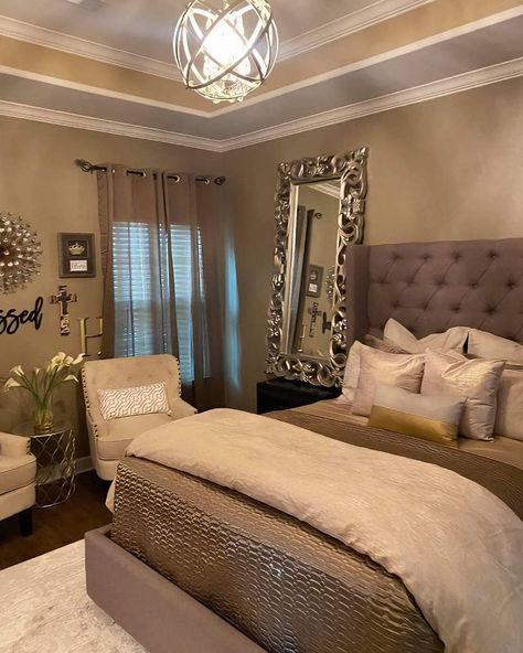 Brown And Gold Room Bedrooms, Decorated Bedrooms Ideas, Gold And Brown Bedroom, Brown Furniture Bedroom Decor, Brown Room Decor Bedroom, Glam Bedroom Decor, Luxury Room Bedroom, Modern Luxury Bedroom, Luxury Bedroom Design