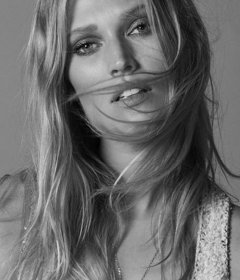 //TONI// (Telva) Esti Ginzburg, Anja Rubik, Most Beautiful Eyes, Poses For Photos, Beauty Life, Beauty Videos, Beauty Face, Beautiful Eyes, Pretty Face