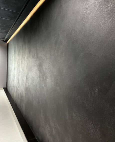 indoor concrete wall finish Polished Cement Wall, Paint That Looks Like Concrete, Micro Cement Wall, Black Limewash Wall, Concrete Wall Finish, Black Concrete Wall, Concrete Interior Wall, Concrete Walls Diy, Concrete Walls Interior