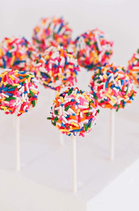 Strawberry Confetti Cake Pops - Sprinkles For Breakfast Confetti Cake Pops, Perfect Cake Pops, Yummy Things To Bake, Strawberry Cake Pops, Lollipop Cake, Confetti Sprinkles, 4th Of July Cake, Colorful Desserts, Cooking Stuff