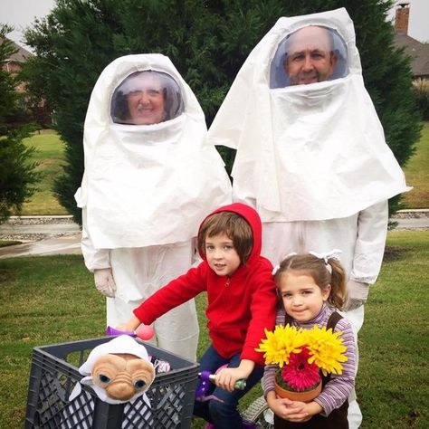 59 Family Halloween Costumes That Are Clever, Cool And Extra Cute | HuffPost Et Halloween Costume, Costumes Kids, Halloween Cans, Halloween Party Supplies, Group Halloween Costumes, Family Costumes, Family Halloween Costumes, Cute Halloween Costumes, Halloween Costume Ideas