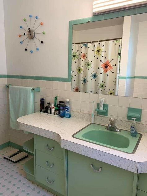 Pastel House Decor, Mint Bathroom, 1950s Home Decor, Modern Style Bathroom, Retro Revival, Mid Century Bathroom, Retro Bathrooms, Bathroom Color, Century Decor