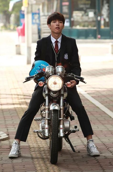 Doesn't have to say anything! He can tell everything through his eyes! Woohyun <Hi School Love On> at 19:00(Seoul) pic.twitter.com/7KhKP7jWdH Hi School Love On Drama, High School Love On Kdrama, Hi School Love On, Kim Saeron, Through His Eyes, Nam Woohyun, High School Love, School Love, Kang Ha Neul