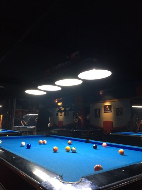 Pap Billiard, Billard Aesthetic, Snooker Aesthetic, Billiards Aesthetic, Billiards Room Decor, Netflix And Chill Tumblr, Snooker Room, Billiards Room, Billiard Ball