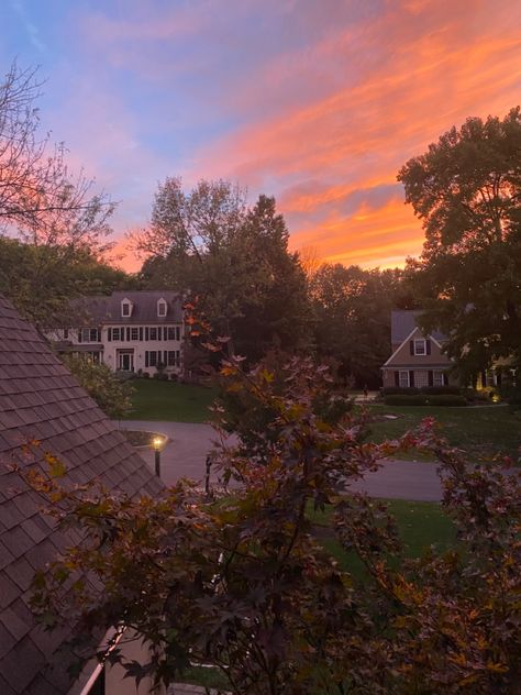 Summer Autumn Aesthetic, Autumn At Night, Cozy Town Aesthetic, Country Fall Aesthetic, Fall Houses, Fall In California, Fall Sunset, Autumn Sky, Fall Boards