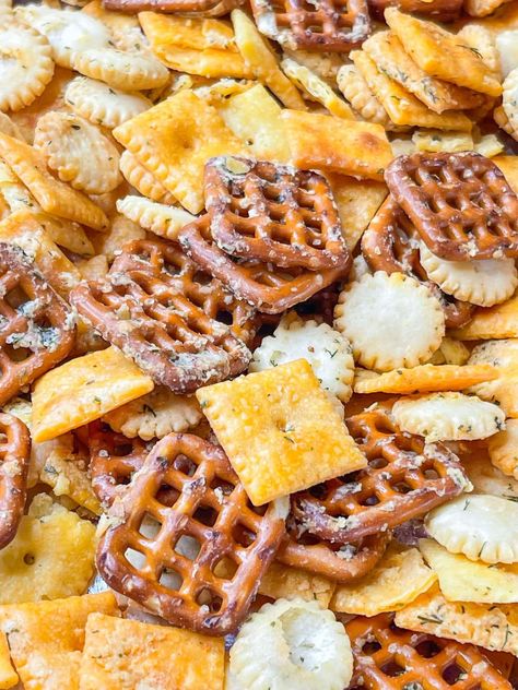 Mix a batch of your own Homemade Cheez-It Snack Mix for your next party. This crowd pleasing party mix includes Cheez-Its, oyster crackers, and pretzels snaps in a savory ranch dill seasoning. Dill Seasoning, Ranch Oyster Crackers, Homemade Cheez Its, Tailgate Party Food, Snack Mixes, Oyster Crackers, Chex Mix Recipes, Easy Banana Bread Recipe, Snack Mix Recipes