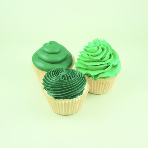 Frosted Cupcakes, Green Cupcakes, Frosting Techniques, Miniature Inspiration, White Buttercream, Frosted Cup, How To Make Greens, Cupcake Designs, Cupcake Frosting