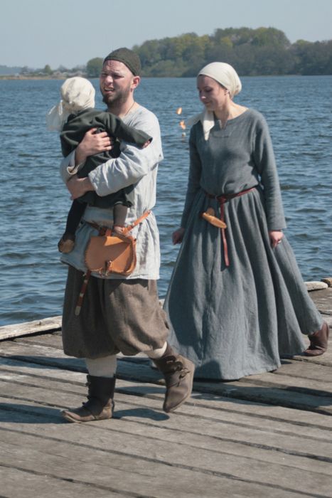 Viking Medieval Family, Viking Family, Norse Clothing, Slavic Clothing, Moda Medieval, God's Daughter, Viking Warriors, Viking Garb, Family Clothing