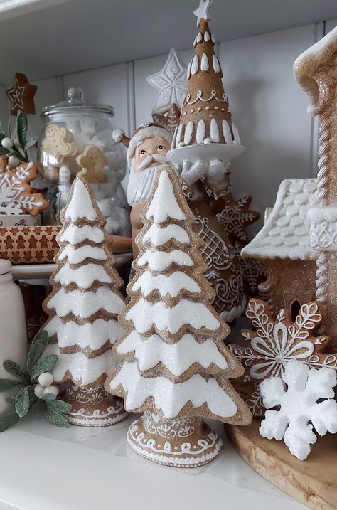 Neutral Gingerbread Christmas Tree, Neutral Gingerbread Decor, Christmas Tree Ideas Aesthetic, Ginger Bread Christmas Decorations, Gingerbread Trees, Gingerbread Kitchen, Gingerbread Tree, Elegant Christmas Tree Decorations, Gingerbread Christmas Tree