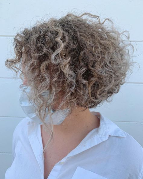 Grace Thompson|Curl Specialist (@gracelynmariahair) • Instagram photos and videos Curly Balayage Hair, Bob Riccio, Blonde Curly Bob, Curly Hair Highlights, Curly Highlights, Silver White Hair, Highlights Curly Hair, White Hair Color, Stacked Bob