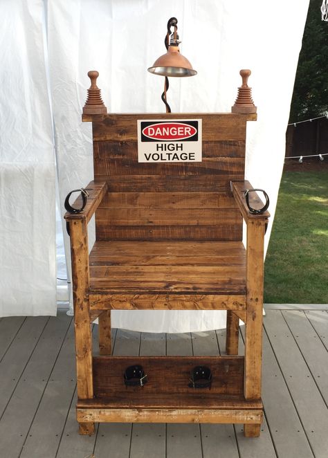 Halloween Pallets Ideas, Halloween Electric Chair Diy, Electric Chair Halloween Prop, Diy Electric Chair, Halloween Electric Chair, Halloween Chair, Adams Family Halloween, Asylum Halloween, Scary Halloween Decorations Outdoor