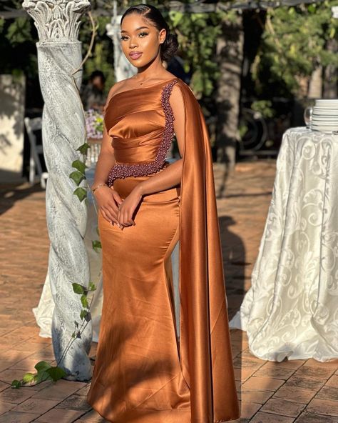 Brides Maids Dress Styles 2023, Wedding Outfits Ideas For Women, Nigeria Bridesmaid Dresses, African Bridesmaids Dresses, Bridesmaid Dresses Black Women, Satin Dress Outfit Classy, Prom Dresses With Train, Glam Bridesmaid Dresses, Nigerian Bridesmaid Dresses