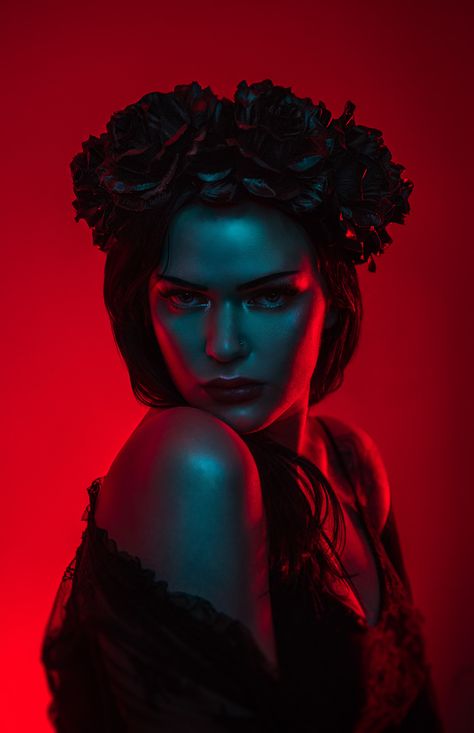 Color Gels Photography Portraits, Cool Portrait Poses, Colour Lighting Photography, Expressive Portraits Photography, Rgb Lighting Ideas Photography, Portrait Lighting Reference, Butterfly Lighting Photography, Red Portrait Photography, Female Portrait Photoshoot