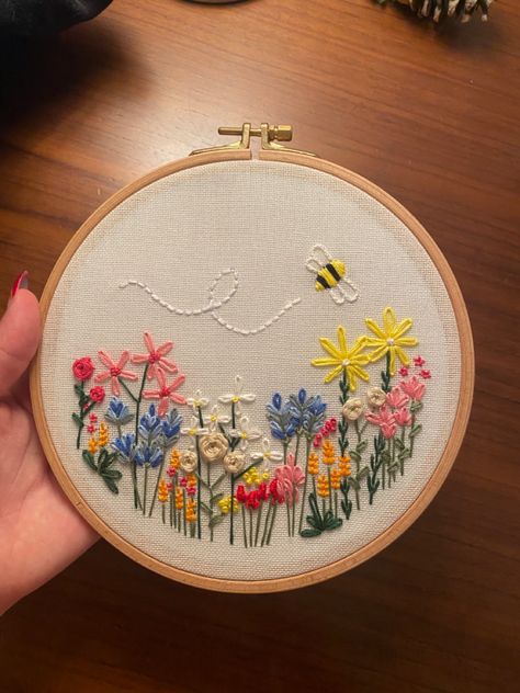 Bees Embroidery Pattern, Flower And Bee Embroidery, Embroidery Hoop Art Flowers, Embroidery Bees And Flowers, Embroidered Bumble Bee, Embroidery Bugs, Honey Bee Embroidery, Bees Embroidery, Bumble Bee Embroidery