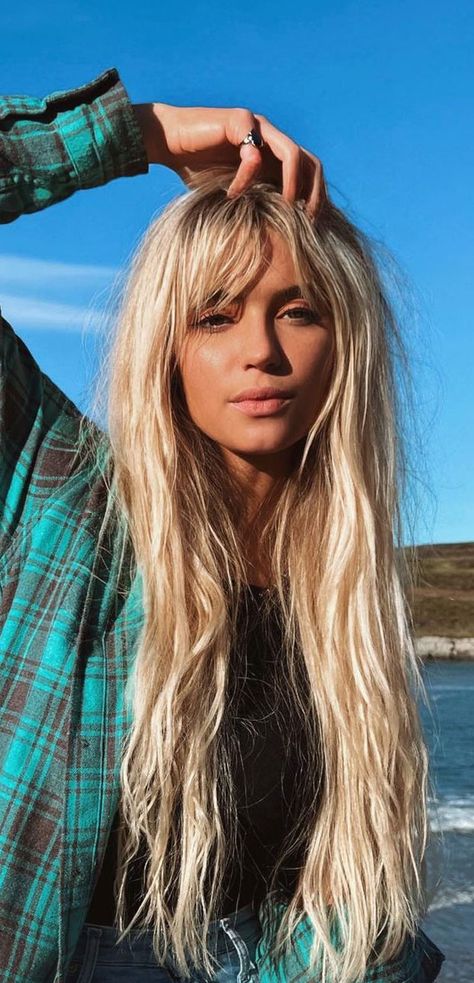 Fun Blonde Hair Ideas, Blonde Hair Colour Ideas, Trendy Blonde Hair, Beachy Wavy Hair, Blonde Hair Colour, Hair Colour Ideas, Tan Skin Blonde Hair, Surfer Hair, Beachy Hair