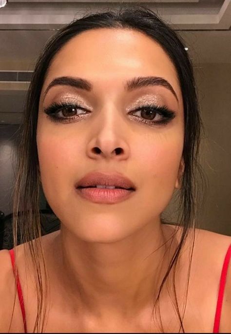 Bridal Makeup Ideas Natural, Deepika Padukone Makeup, Bridal Makeup Ideas, Makeup Ideas Natural, Bollywood Makeup, Natural Eyeliner, Bold Eye Makeup, Celebrity Makeup Looks, Deepika Padukone Style