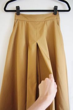 Culottes Pattern, Pleated Skirt Pattern, Pleats Pattern, Make Your Own Clothes, Trendy Dress Outfits, Shirt Refashion, Sewing Skirts, Creation Couture, Couture Sewing