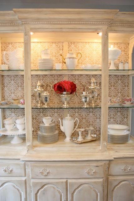 Hutch Redo, Credenza Shabby, Annie Sloan Furniture, China Cabinet Makeover, Hutch Ideas, Antique China Cabinets, Redo Cabinets, Hutch Makeover, Furniture Redos