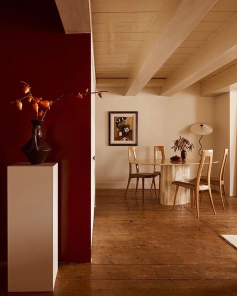 This open-plan apartment is the epitome of 70s glamour, with a blend of dark wood and oxblood accents, juxtaposed with rustic ceiling beams, and exposed brick ❤️✨ It’s the perfect balance of retro, polished elegance - wouldn’t you agree? Tell us your favorite design detail in the comments 👇 📸 Image credit: @daniellesiobhan @dabstudio_ #Livingetc #RetroApartment #InteriorDesign #HomeDecorIdeas Rustic Ceiling Beams, Retro Apartment, Plan Apartment, Open Plan Apartment, 70s Glamour, Living Etc, Rustic Ceiling, Ceiling Beams, Exposed Brick