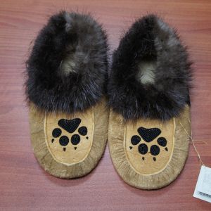 Moosehide Moccasins with Black Paw Beaded Design Beaded Moccasins Pattern, Beaded Vamps, Métis Beading, Native Moccasins, Making Moccasins, Trade Blanket, Diy Moccasins, Baby Mocs, Native American Moccasins