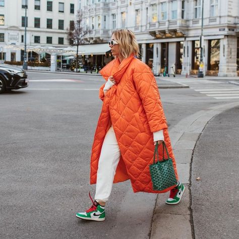 Minimalista Sikk, Mode Pop, Orange Coat, Mode Inspo, Bank Holiday, Mode Inspiration, White Pants, Winter Fashion Outfits, Fall Winter Outfits