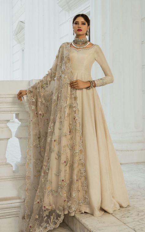 Modern Nikkah Dress, Floor Touch Dress Indian, White And Gold Pakistani Dress, Beige Pakistani Outfit, Wedding Dresses For Siders Women Indian, Desi Formal Dresses, Pakistani Baraat Dresses, Wedding Ideas Desi, White Long Dress For Eid