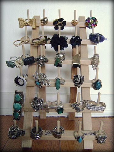 Diy Ring Display, Jewerly Displays, Rings And Bracelets, Diy Ring, Diy Jewelry Display, Ring Display, Craft Fair Displays, Ring Storage, Craft Display