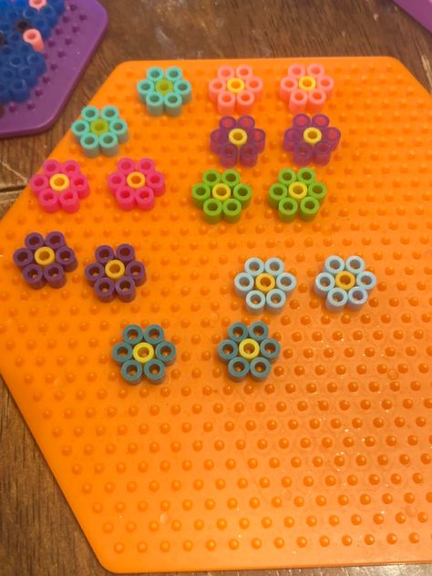 Pearler Bead Flower Patterns, Hama Beads Patterns Flower, Easy Pixel Art Small Flower, Flower Pearler Bead, Perler Bead Flower Patterns, Perler Beads Flower, Hama Beads Flower, Perler Bead Flowers, Cute Perler