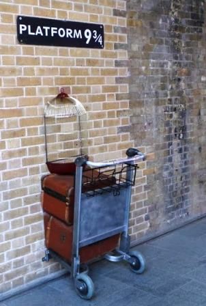 Kings Cross now has a real trolley sitting under a sign that reads Platform 9 ¾ that appears to be stuck halfway through the wall? London Harry Potter, Harry Potter Locations, Harry Potter Filming Locations, Cave Girl, Harry Potter London, London Walking Tours, Cumpleaños Harry Potter, Kings Cross Station, Harry Potter Shop