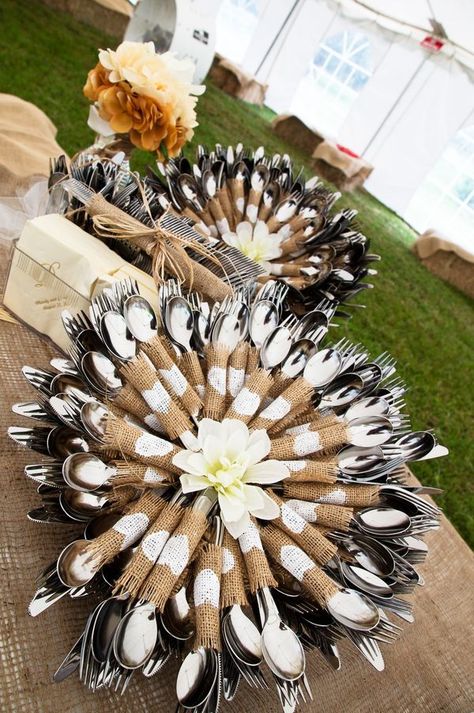 country style wedding table setting ideas with burlaps Wrapped Silverware, Rustic Table Setting, Rustic Wedding Decorations, Deco Champetre, Tafel Decor, Organic Textures, Cowboy Wedding, בר מצווה, Burlap Wedding