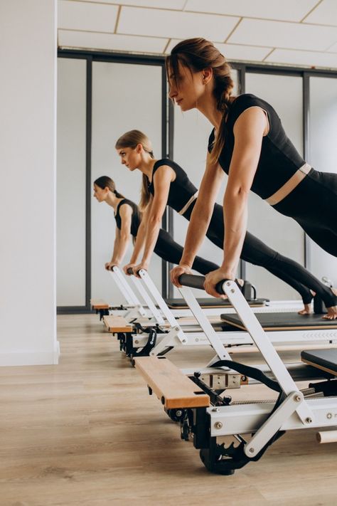 Group Pilates Photography, Pilates Astethic, Reformer Pilates Photography, Pilates Photoshoot Ideas, Reformer Pilates Exercises, Reformer Pilates Aesthetic, Pilates Group, Group Pilates, Pilates Photos