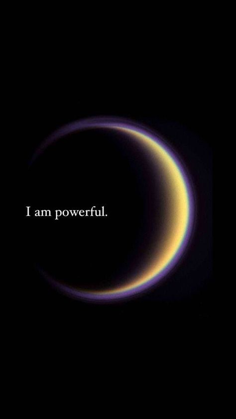 I Am Powerful Wallpaper, Que Sera Sera Aesthetic, Black Background Affirmations, Power Of Manifestation Quotes, Pretty Affirmations Aesthetic, Affirmation Wallpaper Black, Mind Powers Aesthetic, Afirmations On Wallpaper, Dark Affirmations