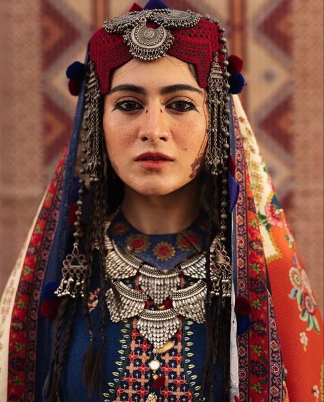 Pakistan Traditional Clothing, West Asian Culture, South East Asian Fashion, Pakistani Culture Aesthetic, Traditional Headwear, Pakistan Jewelry, Clothes Pakistani, Cultural Photography, South Asian Culture