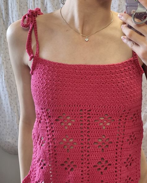 Cute Crochet Stitches For Tops, Crochet Top Spring, Summer Crochet Outfits Aesthetic, Crochet Summer Tops Aesthetic, Knit Summer Top Patterns, Pink Crochet Ideas, Crochet Spring Top, Crochet Top Patterns For Beginners, Crochet Crop Top Tutorial