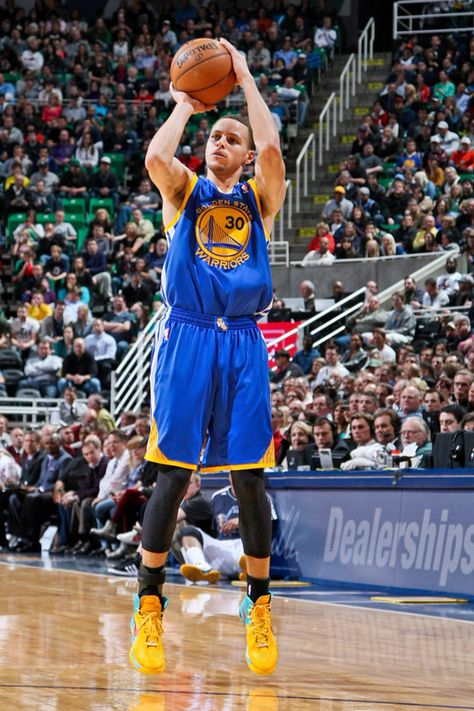 Stephen Curry Shooting Form, Stephen Curry Shooting, Basketball Park, Kevin Durant Shoes, Curry Warriors, Nba Stephen Curry, Warriors Stephen Curry, Basket Nba, Curry Basketball