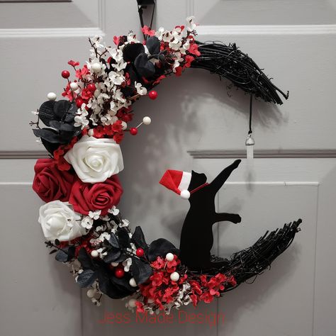 Hi all! I made a cat moon wreath. I’m loving these colors! 🎅💀🖤 Wreath Decorating Ideas, Nightmare Before Christmas Wreath, Christmas Wreath Door, Cat Wreath, Moon Christmas, Moon Wreath, Christmas Wreath Decor, Halloween Outside, Cat Moon