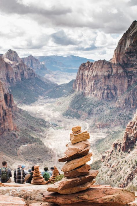 Angel's Landing // Hikes in Zion // Views // Travel // Road Trip // Zion // Grand Canyon // Phoenix // Travel Photographer // photos // Aesthetic // adventure // travel outfit // hiking outfit // things to do // SS Photography & Design // Sadie Shirts Outdoorsy Bachelorette, Bachelorette Locations, Phoenix Travel, Aesthetic Adventure, Travel Road Trip, Outfit Hiking, Hiking Photography, Photos Aesthetic, Adventure Guide